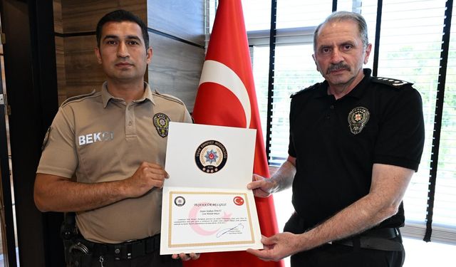 Uşak'ta sağanak yağmur altında iç ısıtan davranışıyla takdir toplayan bekçiyi, Emniyet Müdürü Taner Çiftçi onurlandırdı