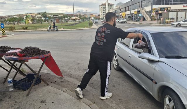 Uşak’ta mevsimin son kirazları tezgahlarda alıcısını bekliyor