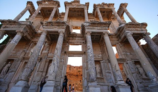 Efes Antik Kenti'ndeki Artemis Tapınağı büyük ilgi görüyor