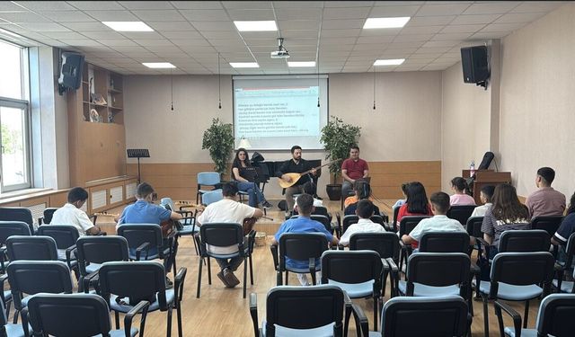 Afyon’da gönüllü akademisyenler, devletin baktığı çocuklara müzik eğitimi veriyor