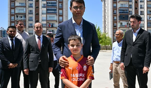 Uşak Valisi Kartal, çocukların dondurma talebini geri çevirmedi