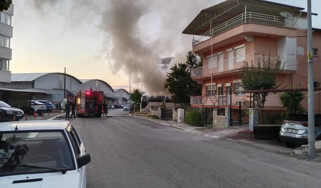 Uşak Kemalöz Pazaryerinin karşısındaki arsada duran midibüs aniden alev alıp yandı