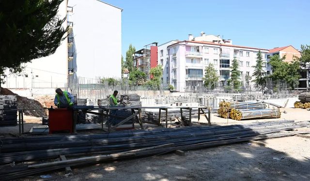 Yeniden yapılan Uşak Cumhuriyet İlkokulu binası yükseliyor