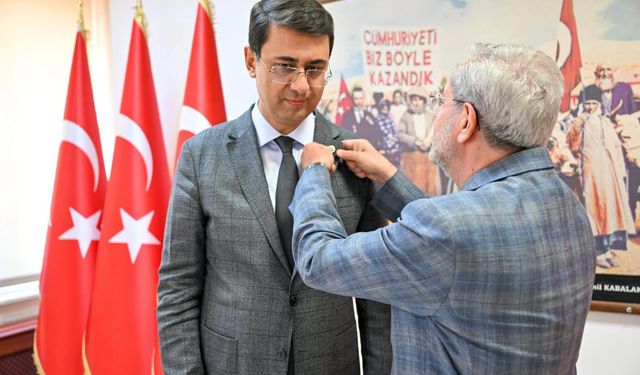 Uşak Valisi Kartal'a 80'inci yıl rozetini hediye etti