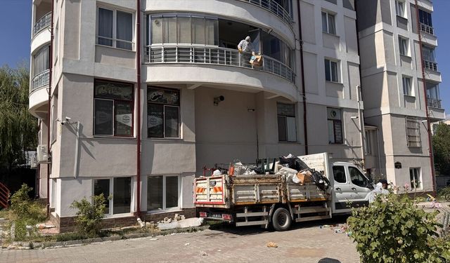 Kütahya Yunu Emre Mahallesi'ndeki emekli profesörün evinden kamyon kamyon çöp çıktı