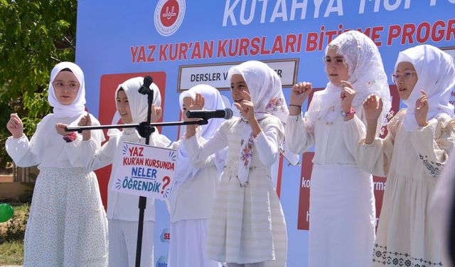 Kütahya'da yaz dönemini Kur'an kursunda değerlendiren çocuklar için kapanış programı