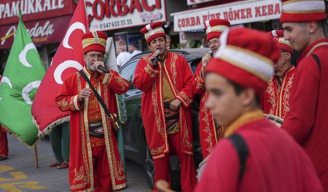 İzmir'de AK Parti'ye katılan 500 kişi Konak'ta mehter takımıyla karşılandı