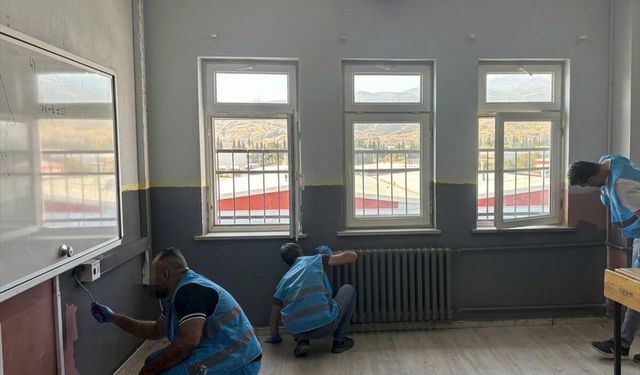 Eşme'nin komşusu Alaşehir'deki okulları denetimli serbestlik hükümlüleri boyadı