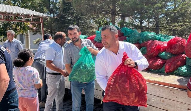 Kayıhan Belediyesi, çiftçinin yetiştirdiği turşuluk salatayı satın aldı
