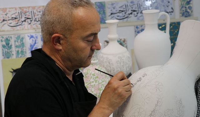Kütahya'da 30 yıllık çini ustası Rıdvan Aşar, Selçuklu ve Osmanlı motiflerini eserlerine yansıtıyor
