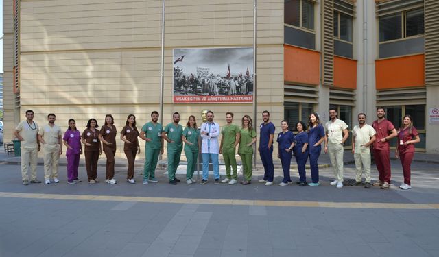 Uşak Eğitim ve Araştırma Hastanesi'nde göreve göre üniforma uygulaması başladı