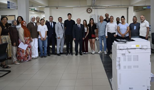 Uşak Üniversitesi Rektörü Demir, yeni kayıt olan öğrencilerle görüştü