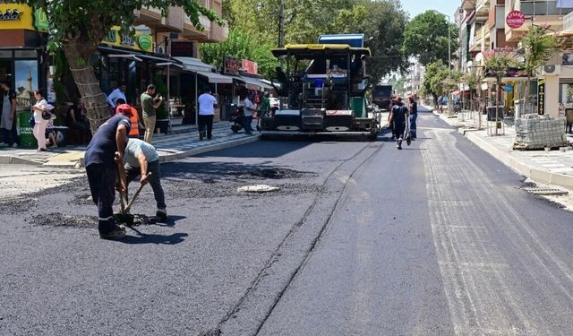 Salihli'nin Şüheda Caddesi'ndeki asfalt çalışmaları sürüyor