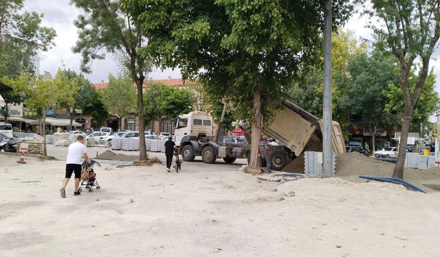 Türkeş, toz mağduru Uşak Mende Pazarı esnafının dertlerine vurgu yaptı