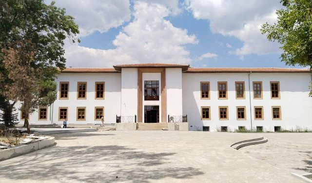 Uşak İl Nüfus Müdürlüğü, restore edilen Endüstri Meslek Lisesi atölye binasına geçiyor!