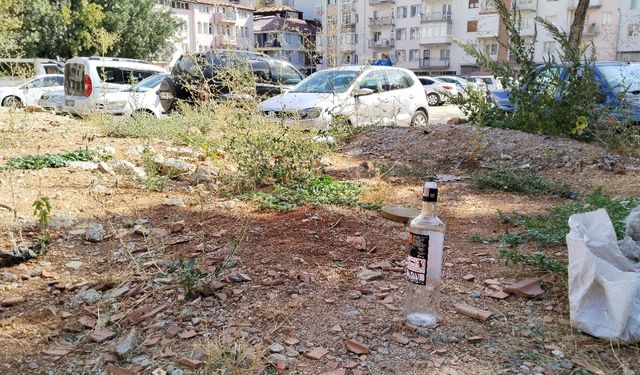 Uşak 23 Nisan Ortaokulu'nun arsası mezbeleliğe dönüştü!