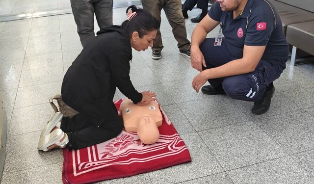 Uşak Eğitim ve Araştırma Hastanesi'nde hasta ve yakınlarına ilk yardımı öğrettiler