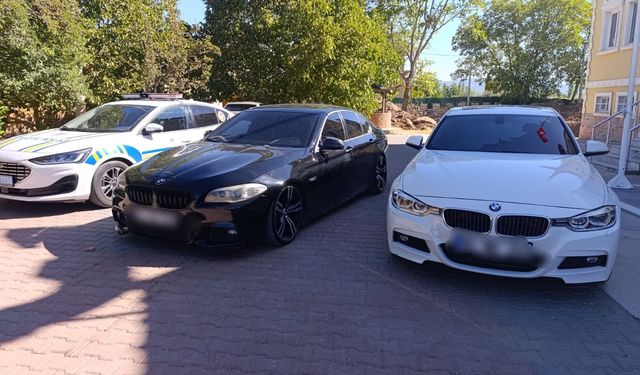 Banaz'da drift atan 2 BMW otomobil saklandıkları yerden alınarak emniyete çekildi