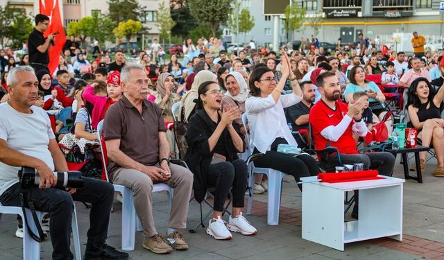 Uşak Belediye Başkan Vekili Özkan, Milli heyecanı vatandaşla birlikte yaşadı