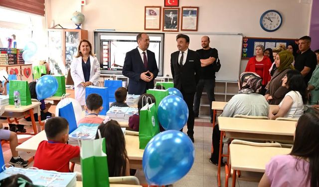Uşak Gazi Mustafa Kemal İlkokulu'nda uyum eğitimi alan öğrencileri ziyaret etti