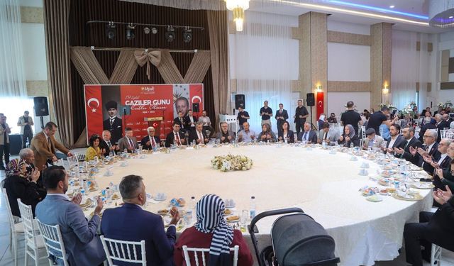 Uşak'taki gaziler ve şehit aileleriyle yemekte buluştu