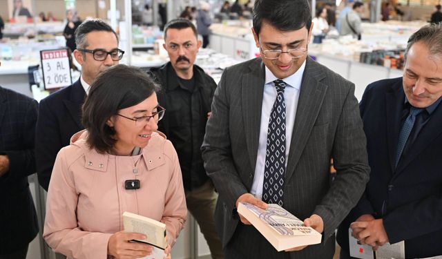 Uşak Valisi Kartal, Uşak 2'inci Kitap Fuarı'nda incelemelerde bulundu