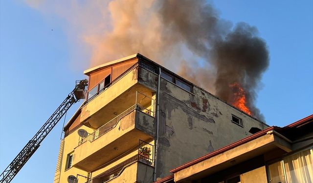 Uşak Banaz Başaran Caddesi'nde 6 katlı binada yangın