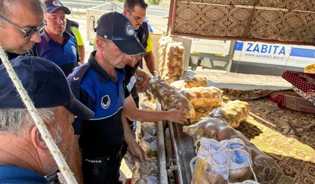 Sandıklı'da yol kenarında patates ve yöresel ekmek satan işletmelere denetim