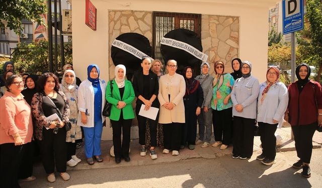 Vekile küfürlü yorum yazdığı öne sürülen muhtarın binasının önüne siyah çelenk