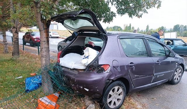 Kütahya Akkent'te kaza! Önce park halindeki araca sonra duvara çarptı