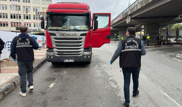 Uşak'ta tırın çarptığı yaya ağır yaralı olarak hastaneye kaldırıldı