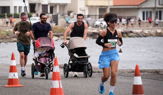 Koşuya olan tutkusunu 10 aylık kızı Deniz'le birlikte devam ettiriyor
