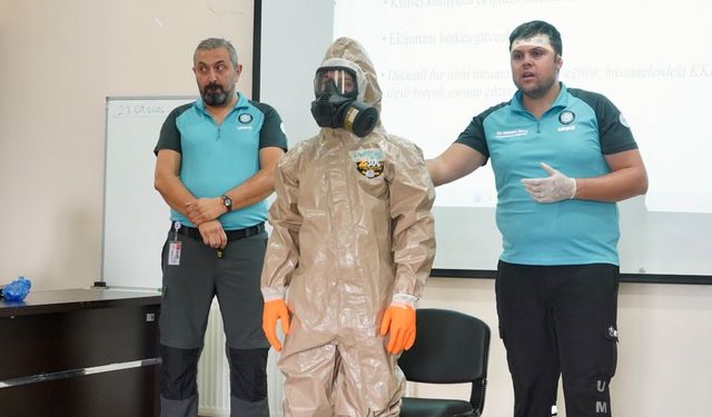 Uşak'taki UMKE ekiplerine afetzedelere yaklaşım ve diğer konularda eğitim verildi