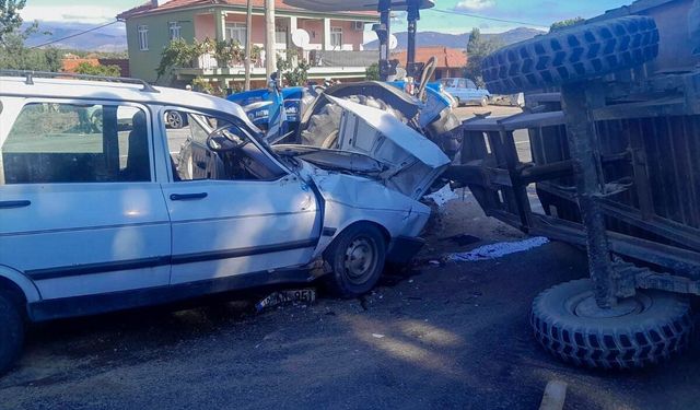 Uşak'ın Eşme ilçesinde manevra yapan traktöre çarpan otomobilin sürücüsü yaralandı