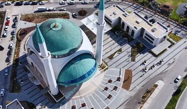 Uşak'ta camiye karşı olmadıklarını fakat önceliklerin sırasına göre hareket edilmesi gerektiğini vurguladı