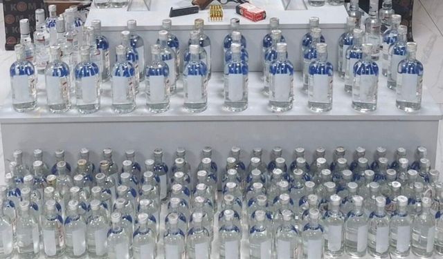 Uşak İl Emniyet Müdürlüğü 4 adresteki operasyonda kaçak alkol ve çeşitli suç unsurları ele geçirdi