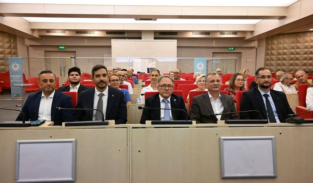 Manisa Kent Konseyi Başkanı Hakkı Bayraktar, açık oylamada tekrar seçildi