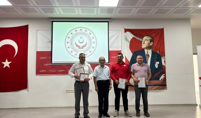Uşak'ta düzenli kan bağışlayan gazilere ve Aile ve Sosyal Politikalar personeline ödülleri verildi