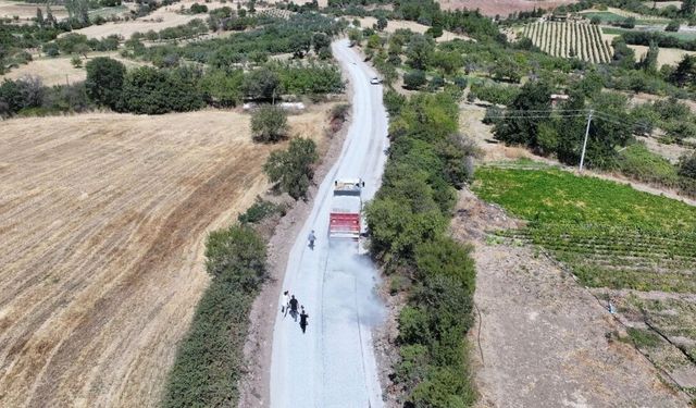 Gördes'te 1999'da yapılan yola yıllar sonra asfalt atıldı