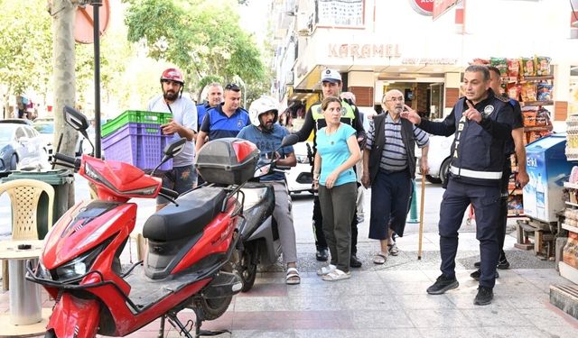Manisa'da yaya geçişini engelleyen tabela ve araçlara müdahale edildi