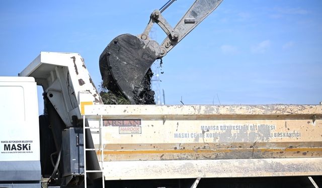 Gediz'e ulaşan Çaybaşı, Akmescit, Yemişlik ve Safran çaylarında temizlik