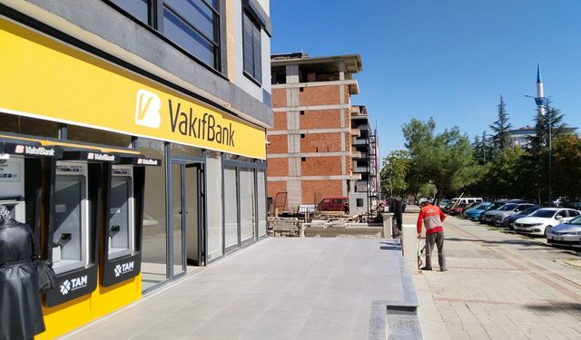 Vakıfbank'ın Uşak İsmetpaşa Caddesi şubesi, geçici olarak Şeref Caddesine taşındı