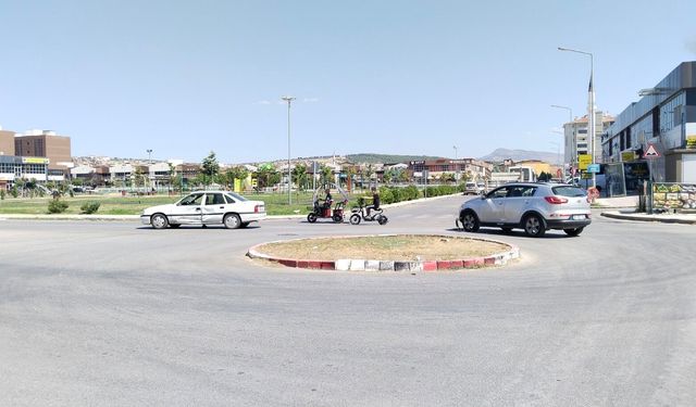 Uşak'taki bu kavşakta ışık ve tümsek olmadığı için kazalar bitmiyor
