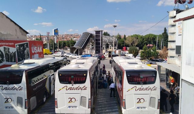 Uşak otogarında az da olsa bir yoğunluk başladı! Otobüs bilet fiyatları değişmedi!