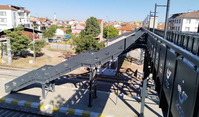 Uşak Tren Garı ve Ofis Sokak arasındaki bağlantıyı sağlayan yaya üst geçidi kullanıma açıldı