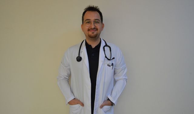 Dahiliye uzmanı Erdem Özcan da Uşak Eğitim ve Araştırma Hastanesi'nde göreve başladı