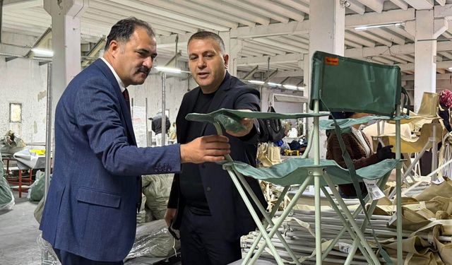 Demirci'de kamp sandalyesi üreten Altınyer, 80 olan istihdamı 100'e çıkarmayı hedefliyor
