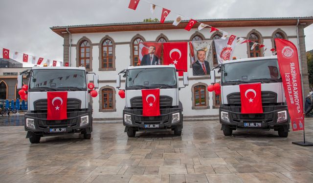 Afyon'a alınan 3 yeni temizlik aracı hizmet vermeye başladı
