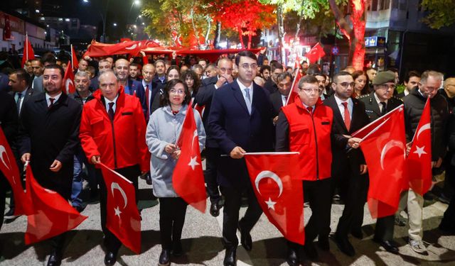 Atapark'tan Atatürk Anıtı'na kadar Cumhuriyet için yürüdüler