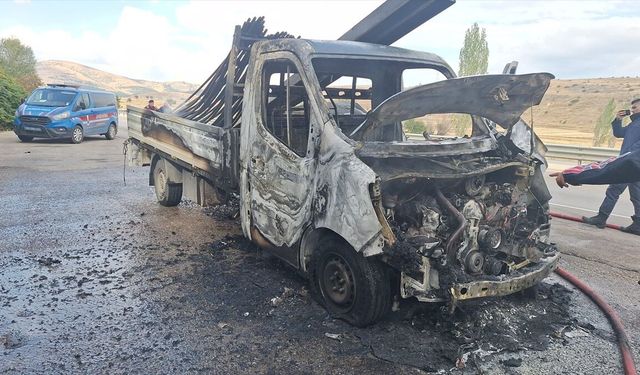 Sandıklı'da seyir halindeki kamyon yandı